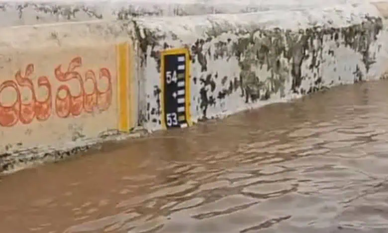 Godavari level reaches 53 ft