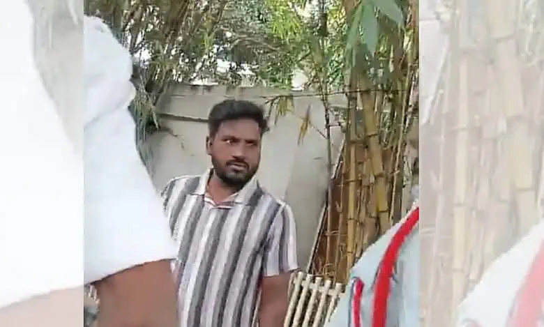 Hyderabad Man Abuses Police During Check